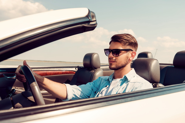 man driving his white convertible - Foto, afbeelding