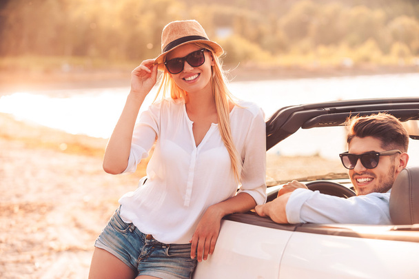 woman leaning at white convertible - Foto, Imagen