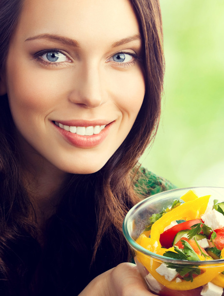 junge brünette Frau mit einem Teller Salat - Foto, Bild