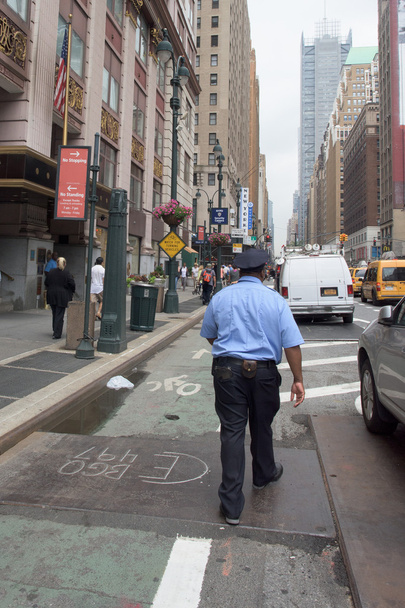 Polizist auf Manhattan Eisen und Glas Wolkenkratzer Detail  - Foto, Bild