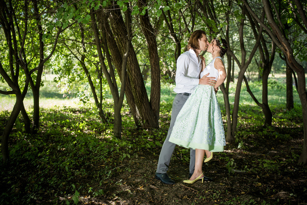 Bride and groom. Wedding session in the park - Foto, Bild
