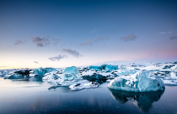 手配氷河湖に浮かぶ氷山 - 写真・画像