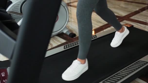 Girl with a beautiful figure on a treadmill - Footage, Video