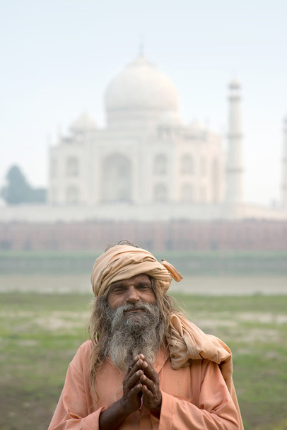 De oude mannen (sadhoe) blijven in de buurt van Taj Mahal, Agra, - Foto, afbeelding