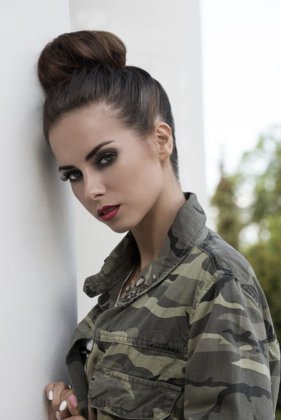 sexy brunette model with urban style  - Foto, afbeelding