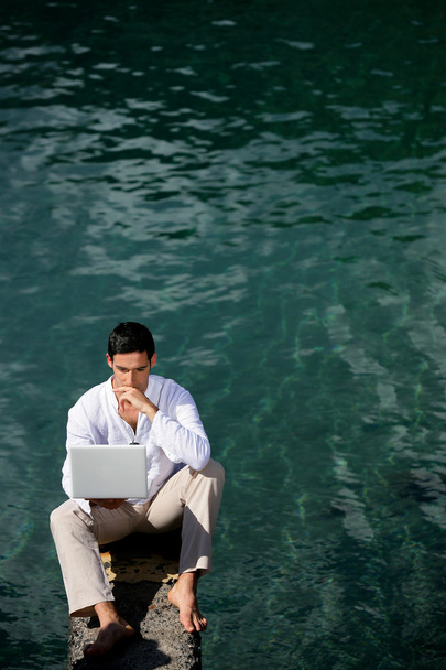 Empresario sentado junto al agua
 - Foto, Imagen