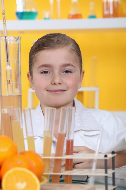 Little girl in a lab - Φωτογραφία, εικόνα