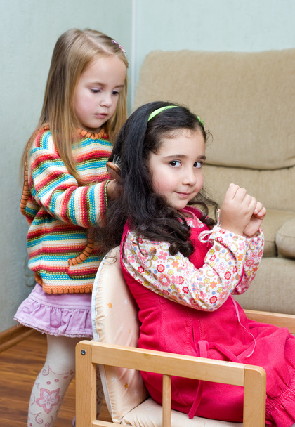 дві маленькі дівчата грають
 - Фото, зображення