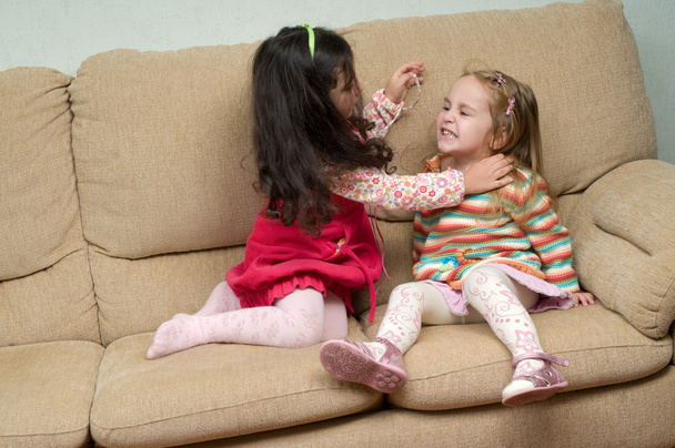 Two little girls conflicting - Fotografie, Obrázek