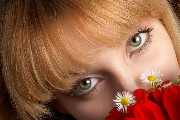 Olhos e flores verdes
 - Foto, Imagem