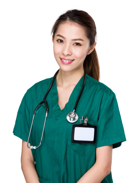 Aziatische jonge vrouw arts met een stethoscoop - Foto, afbeelding