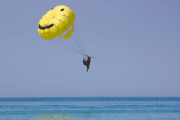 parasailing nad vodou - Fotografie, Obrázek