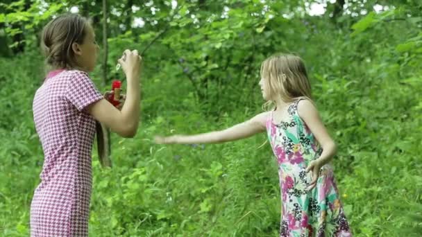 Mladé dívky bubliny soap venkovní - Záběry, video