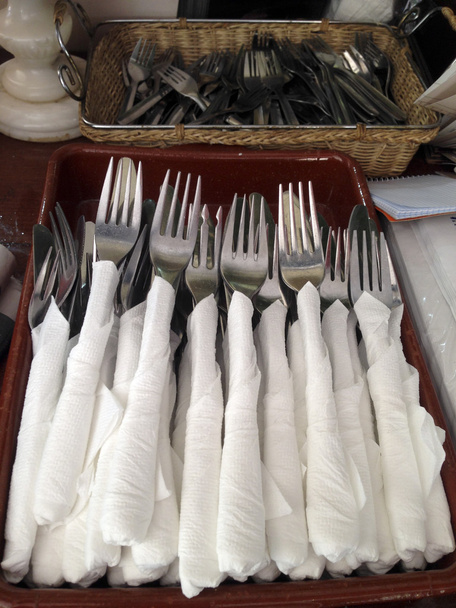 Tenedores cubiertos con servilletas de papel
 - Foto, Imagen