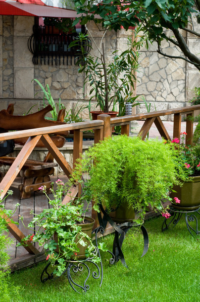 open lucht café met een heleboel groene planten - Foto, afbeelding