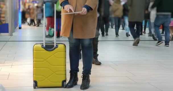 Mujer pasando el tiempo con almohadilla en el aeropuerto - Metraje, vídeo