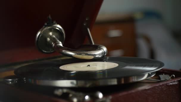 Vintage Gramophone - odtwarzanie płyt winylowych - nostalgiczne wspomnienia - Materiał filmowy, wideo
