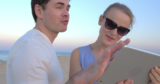 Jovens na praia fotografar pôr do sol com almofada - Filmagem, Vídeo