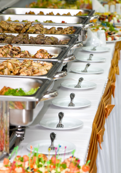 Refeições para banquetes servidas em mesas
 - Foto, Imagem