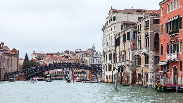 VENICE, ITALY - on MAY 3, 2015. City landscape. A look on the Grandee the channel (Canal Grande) and Akademiya Bridge in a distance. - Fotoğraf, Görsel