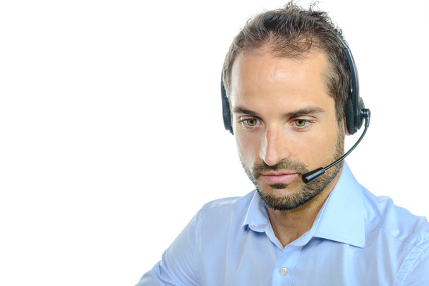 Bonito operador de atendimento ao cliente usando um fone de ouvido
 - Foto, Imagem