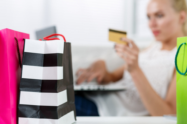 Donna bionda che effettua acquisti tramite internet pagando carta di credito
 - Foto, immagini