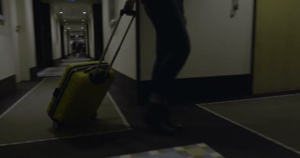 Touristin mit Koffer bei Ankunft im Hotel - Filmmaterial, Video