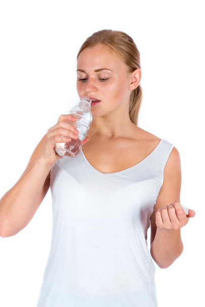 молодая девушка пьет воду из бутылки
 - Фото, изображение