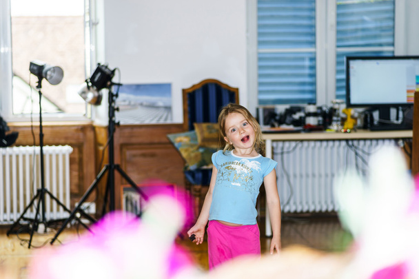 Cute little girl posing in home photostudio - Foto, Imagen