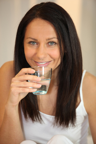 Brunette drinking glass of water - Foto, immagini