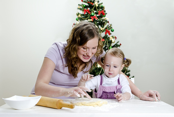 küçük kız ve annesi Noel kurabiyeleri hazırlıyor - Fotoğraf, Görsel