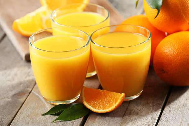 Orange juice on table close-up - Foto, afbeelding