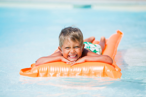Boy at swimming pool - Foto, afbeelding