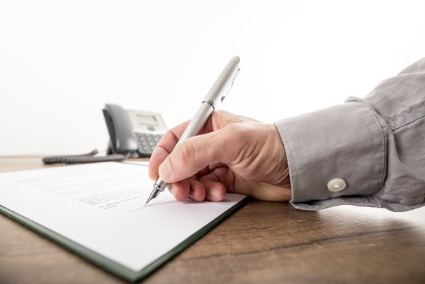 Крупним планом бізнесмен або адвокат підписання важливого контракту
,  - Фото, зображення