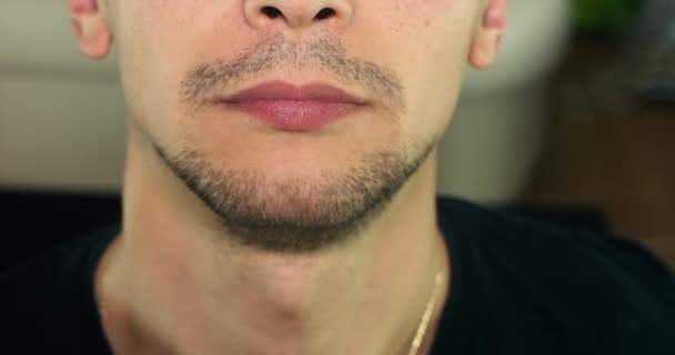 Hombre sin afeitar tragar
 - Metraje, vídeo