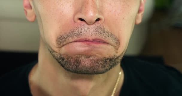 Homme non rasé grimaçant
 - Séquence, vidéo