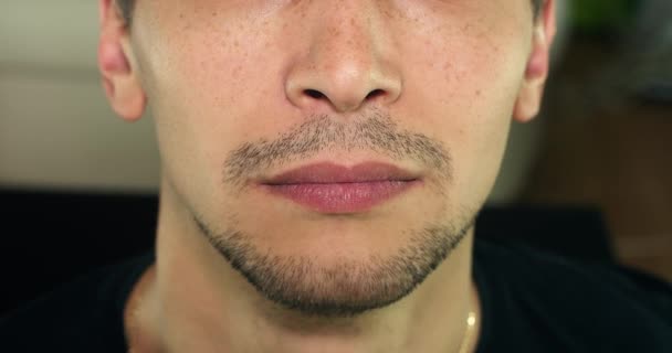 El hombre sin afeitar llora
 - Imágenes, Vídeo