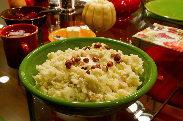 Erntedankfest-Dinner Kartoffelpüree mit Haselnüssen und Butte - Foto, Bild