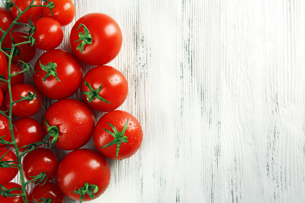 Pile of cherry tomatoes on wooden background - Foto, Imagen