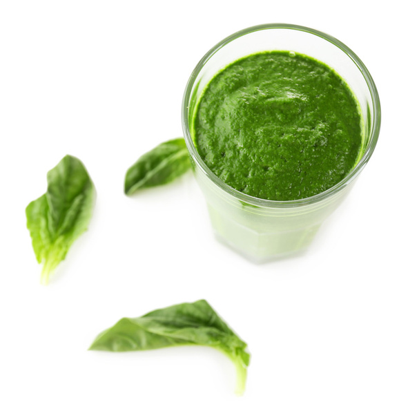 白で隔離バジルの緑の野菜ジュースのガラス - 写真・画像