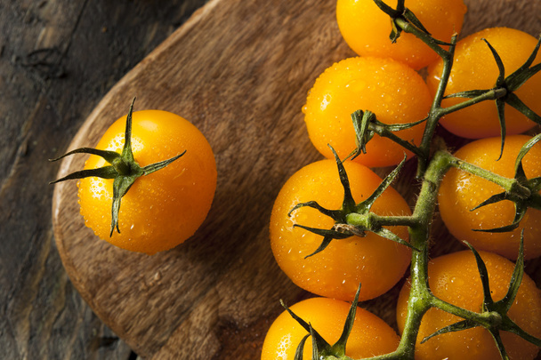 Orgaaniset raaka keltainen tomaatit
 - Valokuva, kuva