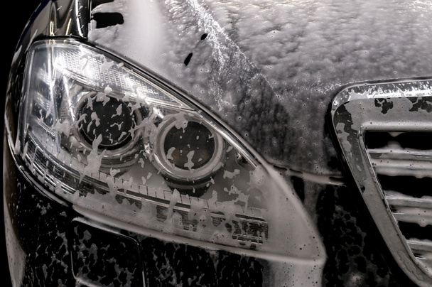 Auto wassen met zeep. - Foto, afbeelding