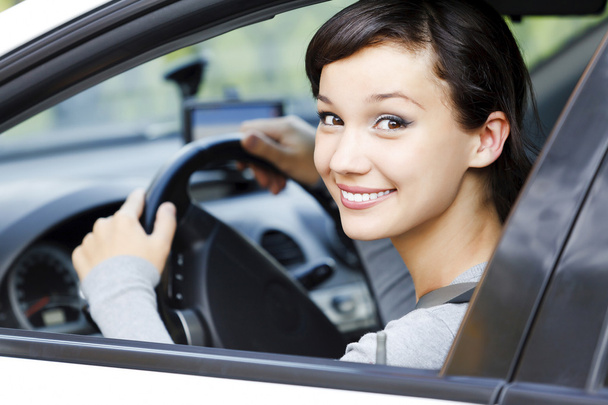 kobieta kierowca uśmiecha się do Ciebie - Zdjęcie, obraz