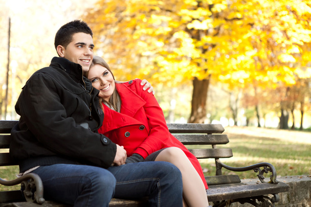 Affectionate couple in park - Foto, imagen