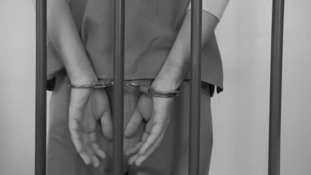 Wachmann legt Häftlingen Handschellen an - Filmmaterial, Video