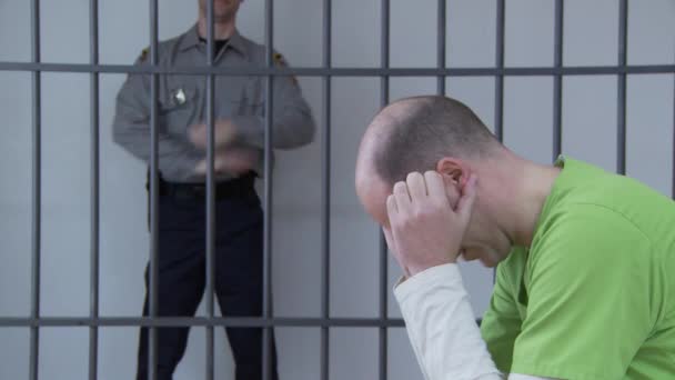 заключенный сидит в тюремной камере
 - Кадры, видео