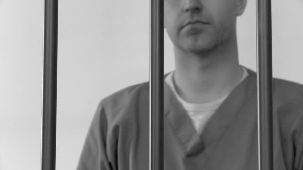 więzień za kratkami - Materiał filmowy, wideo