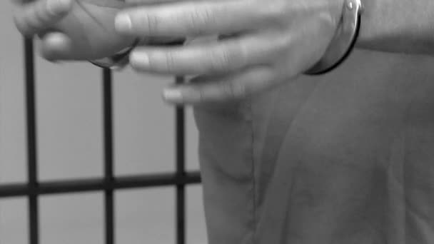 Strażnik usuwa kajdankami więźniów - Materiał filmowy, wideo