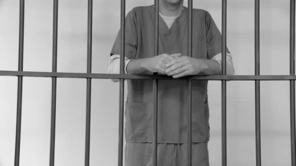 Заключенный за решеткой
 - Кадры, видео