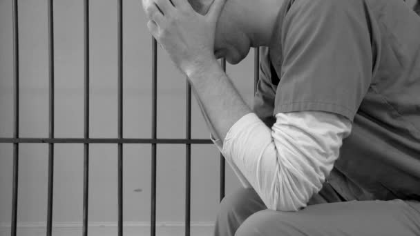 więzień siedział w więzieniu - Materiał filmowy, wideo